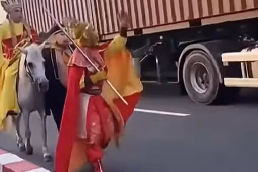 Công an xác minh nhóm “thầy trò Đường Tăng” cưỡi ngựa giữa làn ô tô