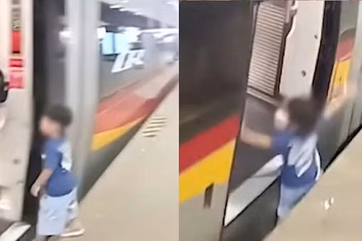 Bé trai trượt chân rơi xuống khe giữa sân ga và tàu hỏa 