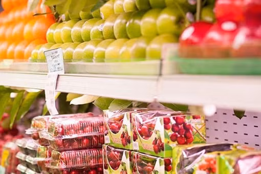 Trái cây nhập khẩu giảm giá, từ hàng cao cấp thành lựa chọn đi chợ hằng ngày