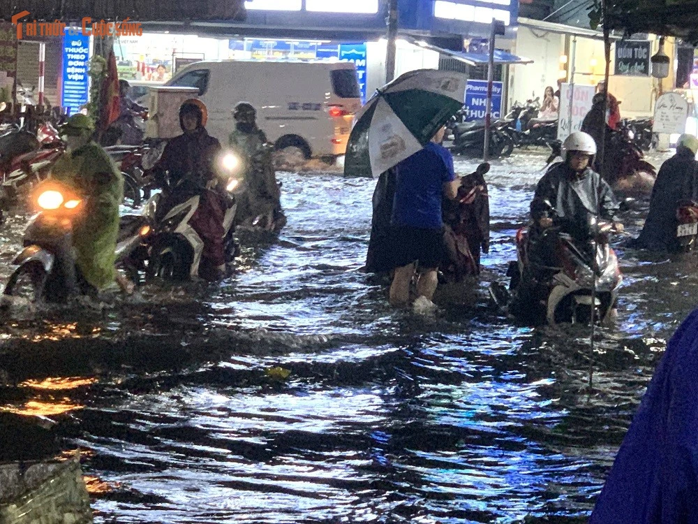 Mưa như trút, đường phố TP HCM ngập gần lút bánh xe máy