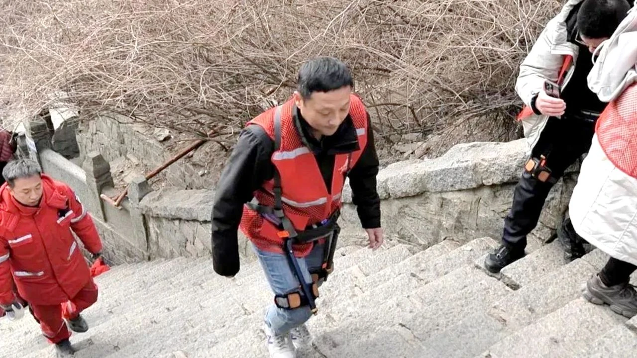 Phăng phăng chinh phục núi Thái Sơn nhờ "khung xương" di động