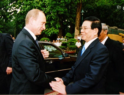 Tổng thống Putin làm gì trong 3 lần thăm Việt Nam?