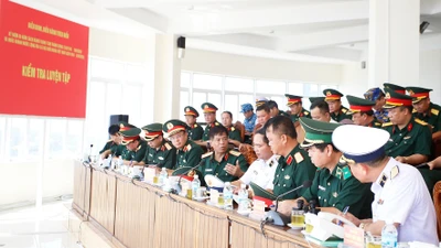 Thượng tướng Nguyễn Văn Nghĩa kiểm tra luyện tập diễu binh trên biển