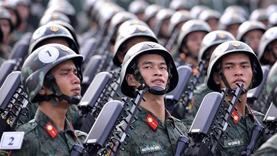 Người dân đội nắng xem bộ đội hợp luyện diễu binh, diễu hành