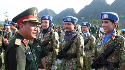Lan tỏa hình ảnh nữ quân nhân vừa xinh đẹp duyên dáng, vừa hùng tráng