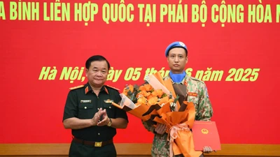 Trao quyết định của Chủ tịch nước cho sĩ quan đi làm nhiệm vụ gìn giữ hòa bình
