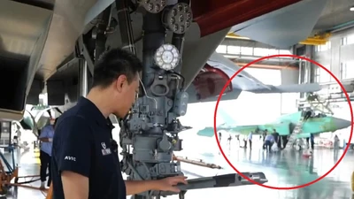 Lộ ảnh dây chuyền lắp ráp tiêm kích J-35A Trung Quốc