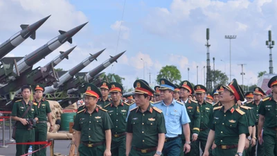 Đại tướng Phan Văn Giang kiểm tra khí tài hiện đại của quân đội Việt Nam
