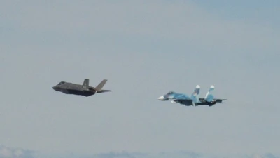 F-35A NATO áp sát, khóa mục tiêu Su-27 và Su-24M Nga