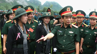 Đại tướng Phan Văn Giang kiểm tra hợp luyện các lực lượng diễu binh A80