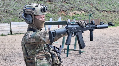 Thực tế khắc nghiệt ở Ukraine giúp AK-12 Nga mạnh mẽ hơn