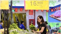 Giữa bão số 10, siêu thị tung gói bình ổn giá, giảm đến 33%