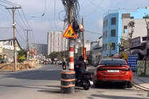 Hàng trăm trụ điện giữa đường, dân đi qua phải luồn lách như... làm xiếc