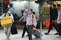 Sự cố sà lan đâm cầu Ghềnh, khách đi tàu 1 phen khốn đốn