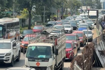 Giữa trưa ngày đầu năm, xe cộ 'đứng bánh' trên đường dẫn cao tốc