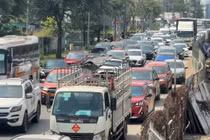 Giữa trưa ngày đầu năm, xe cộ 'đứng bánh' trên đường dẫn cao tốc