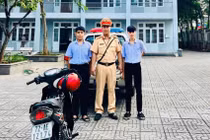 Lá thư của 2 nam sinh sau chuyến đến trường bằng… xe CSGT