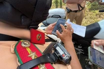 Bị camera buồng lái 'tố' vi phạm, nhiều tài xế 'chịu tội' với CSGT