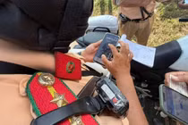 Bị camera buồng lái 'tố' vi phạm, nhiều tài xế 'chịu tội' với CSGT