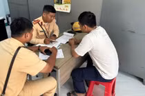 Xả thẳng nước thải xuống đường, tài xế xe rác bị phạt nặng