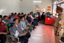 Hàng trăm công nhân 'nhận quà' đầu năm của CSGT