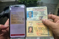 Cảnh sát giao thông TP HCM tất bật giúp dân đổi GPLX giấy sang thẻ PET