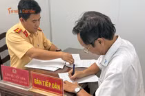 Tài xế lái xe cho ngân hàng liều lĩnh khi bị… kẹt xe