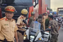 Công nhân KCN lớn nhất TP HCM 'thở phào' vì được CSGT 'cứu'!