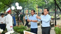 Bí thư Thành ủy TPHCM Trần Lưu Quang dâng hương tưởng niệm Anh hùng liệt sĩ tại Côn Đảo