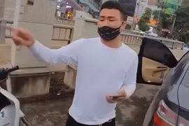 Video: Nam shipper va chạm làm móp đuôi xe Camry 