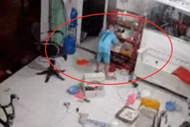 Đợi mẹ làm việc đến 12h đêm, cậu bé liền có hành động này khiến mẹ rưng rưng