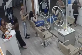 Gái xinh làm tóc xong vẫn phải quay lại tiệm 5 lần 