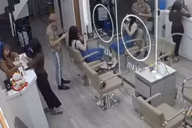 Gái xinh làm tóc xong vẫn phải quay lại tiệm 5 lần 