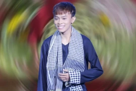 Hồ Văn Cường gây xôn xao với hình ảnh nằm giữa đống tiền