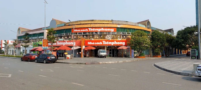 Hội trường nhà A của Cung văn hóa Thiếu nhi thành phố được cho thuê để kinh doanh văn phòng phẩm.