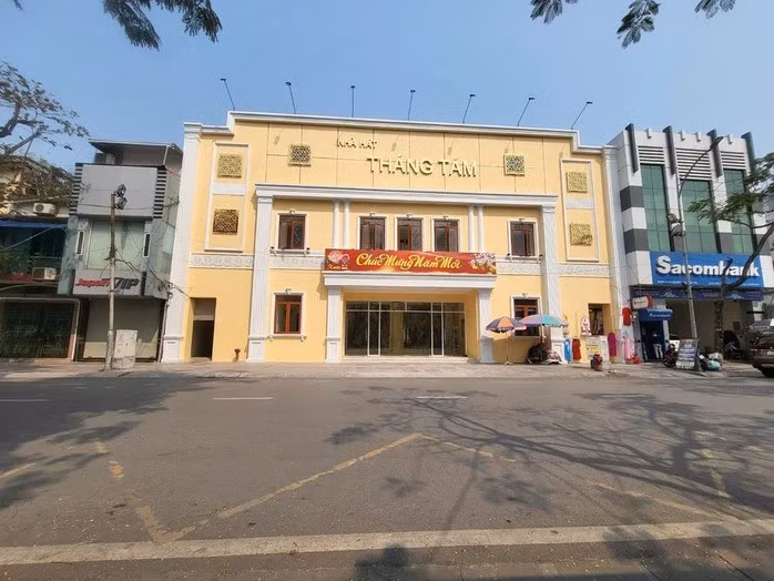 Tại Nhà hát Tháng Tám ở TP Hải Phòng, 7 hộ dân đang sinh sống.