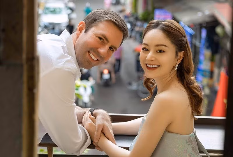 Tối ngày 24/7, Lan Phương xác nhận hôn nhân tan vỡ. "Có những vết thương nhìn thấy được, sẽ có người đến giúp băng bó. Nhưng có những vết thương nằm sâu bên trong, kéo dài nhiều năm, âm thầm chịu đựng, chẳng ai thấy được ngoài chính mình. Nên thật khó để chia sẻ hay nhận được sự giúp đỡ phù hợp. Nhưng tôi vẫn ở đây, cố gắng mỗi ngày, vì chính mình, vì các con. Chúng tôi chính thức ly thân", nữ diễn viên viết. Ảnh: FB Lan Phương.