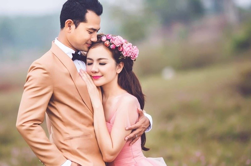 Ái Châu bày tỏ trên trang cá nhân: "27/1, kỷ niệm 11 năm ngày cưới của tụi mình, vẫn luôn vui với nhau mỗi ngày bạn chồng nhé".