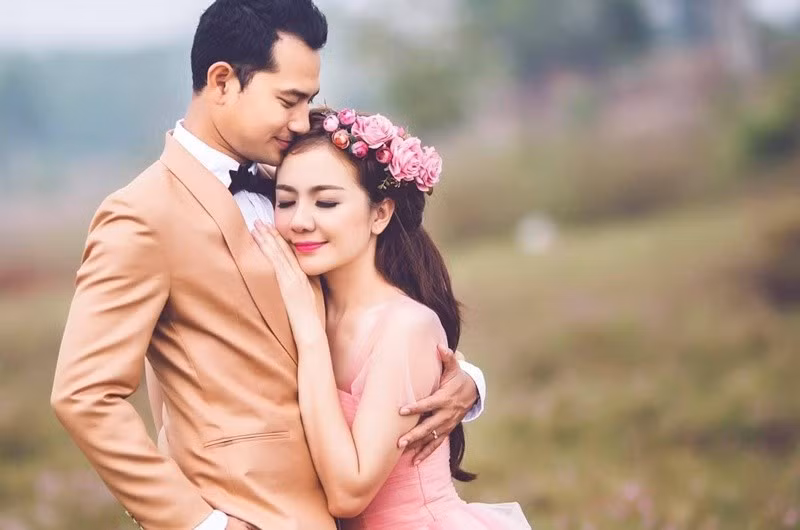 Ái Châu bày tỏ trên trang cá nhân: "27/1, kỷ niệm 11 năm ngày cưới của tụi mình, vẫn luôn vui với nhau mỗi ngày bạn chồng nhé".