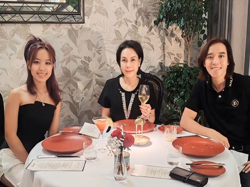 Việt Hương từng xa cách con gái khi đi lại giữa Việt Nam và Mỹ vì công việc. Ít năm qua, khi chồng con về Việt Nam định cư, nữ diễn viên được gặp con gái mỗi ngày. Ảnh: FB Việt Hương.