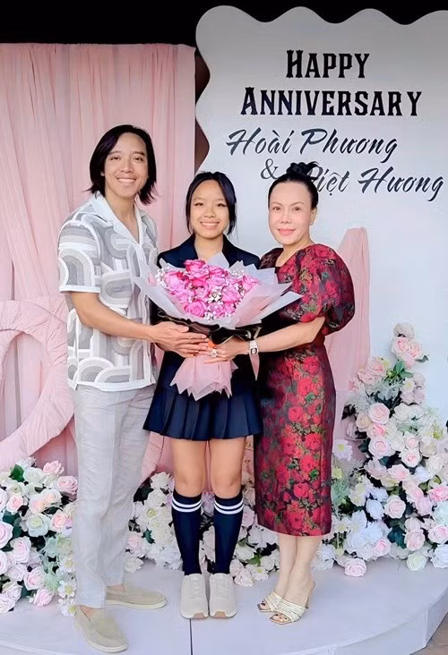 Mới đây, Việt Hương - Hoài Phương mừng ngày cưới bên con gái Elyza Phương Vy. Ảnh: FB Việt Hương.