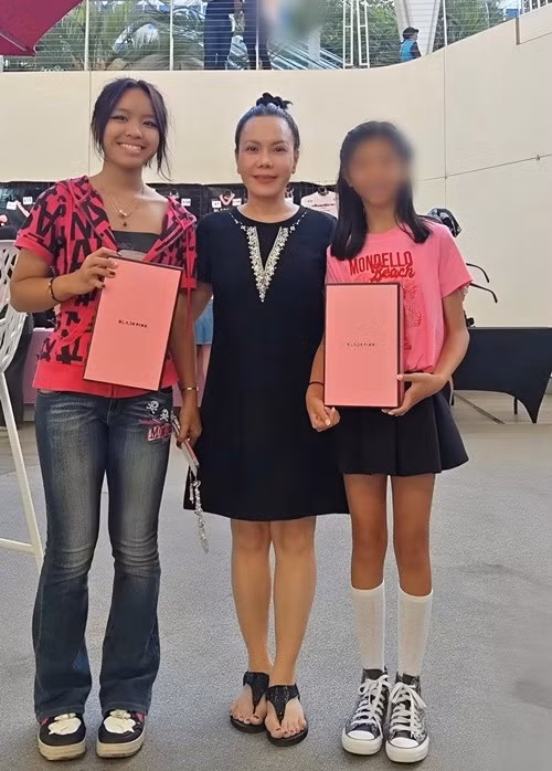 Việt Hương chiều chuộng con gái. Gần đây, nữ diễn viên đưa ái nữ đi xem show diễn của nhóm nhạc Hàn Quốc BlackPink mà Elyza thần tượng. Ảnh: FB Việt Hương.