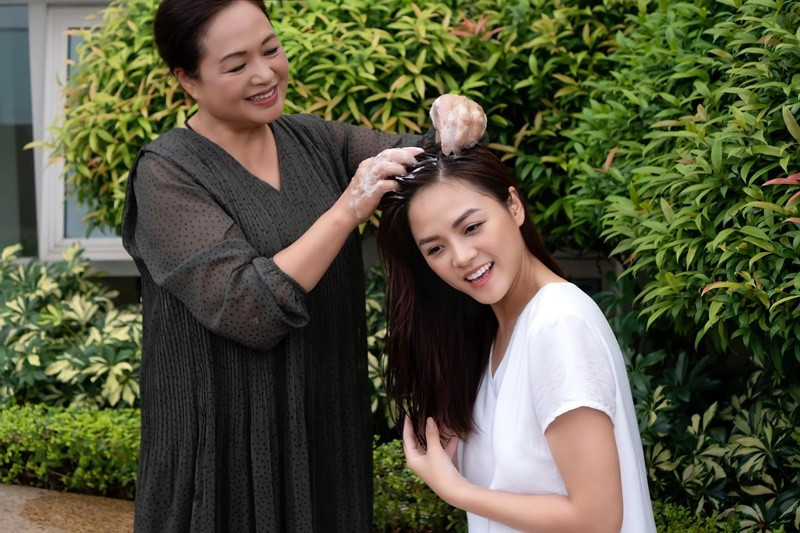 Nữ diễn viên còn cho biết, bố mẹ cô chưa bao giờ áp đặt con cái phải sống theo khuôn mẫu, mà luôn lắng nghe, chia sẻ, và tin tưởng vào sự lựa chọn của từng người. Ảnh: FB Thu Quỳnh.