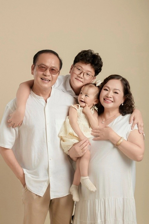 Theo VOV, Thu Quỳnh từng chia sẻ về hôn nhân của bố mẹ: “24/1/1988, 2 anh chị cả nên duyên vợ chồng, chốt kèo qua nhiều sóng gió của 4 năm yêu nhau... Sau 8 năm 159 ngày (30/9/1988 đến 02/03/1997), anh chị hoàn thành nghĩa vụ và trách nhiệm của 1 gia đình quân nhân, 1 vợ 1 chồng 2 con”. Ảnh: VOV.