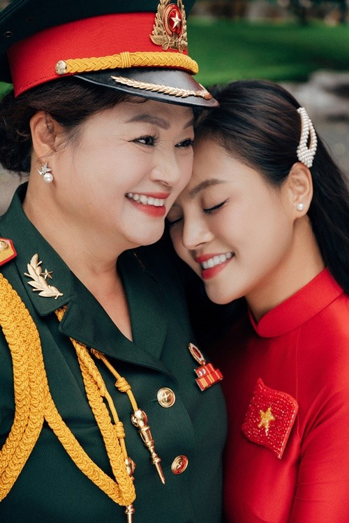 Mới đây, trong cuộc phỏng vấn với Vietnamnet, Thu Quỳnh cho biết, mẹ đẻ của cô là Thượng tá quân đội. Ảnh: Vietnamnet.