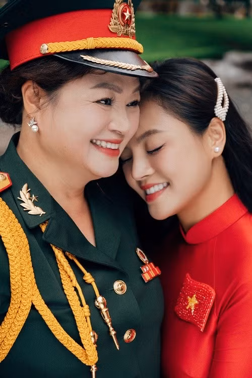 Mới đây, trong cuộc phỏng vấn với Vietnamnet, Thu Quỳnh cho biết, mẹ đẻ của cô là Thượng tá quân đội. Ảnh: Vietnamnet.