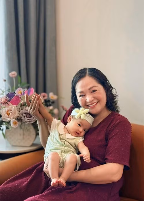 Thu Quỳnh cho biết, mẹ ruột và con gái là hai người phụ nữ tuyệt vời luôn ở trong trái tim cô. “Yêu thương thật nhiều”, Thu Quỳnh cho biết. Ảnh: FB Thu Quỳnh.