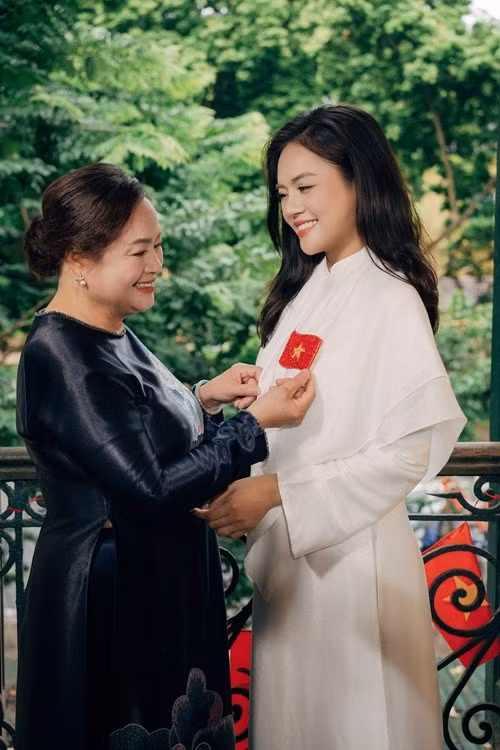 “Bà 25 năm tuổi Đảng và 33 năm trong quân ngũ”, nữ diễn viên sinh năm 1988 tiết lộ về đấng sinh thành. Ảnh: Vietnamnet.