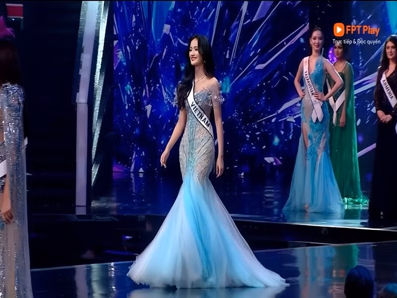 Ý Nhi diện đầm đuôi cá tông xanh khi được gọi tên vào top 40. Ảnh: FB Ý Nhi.