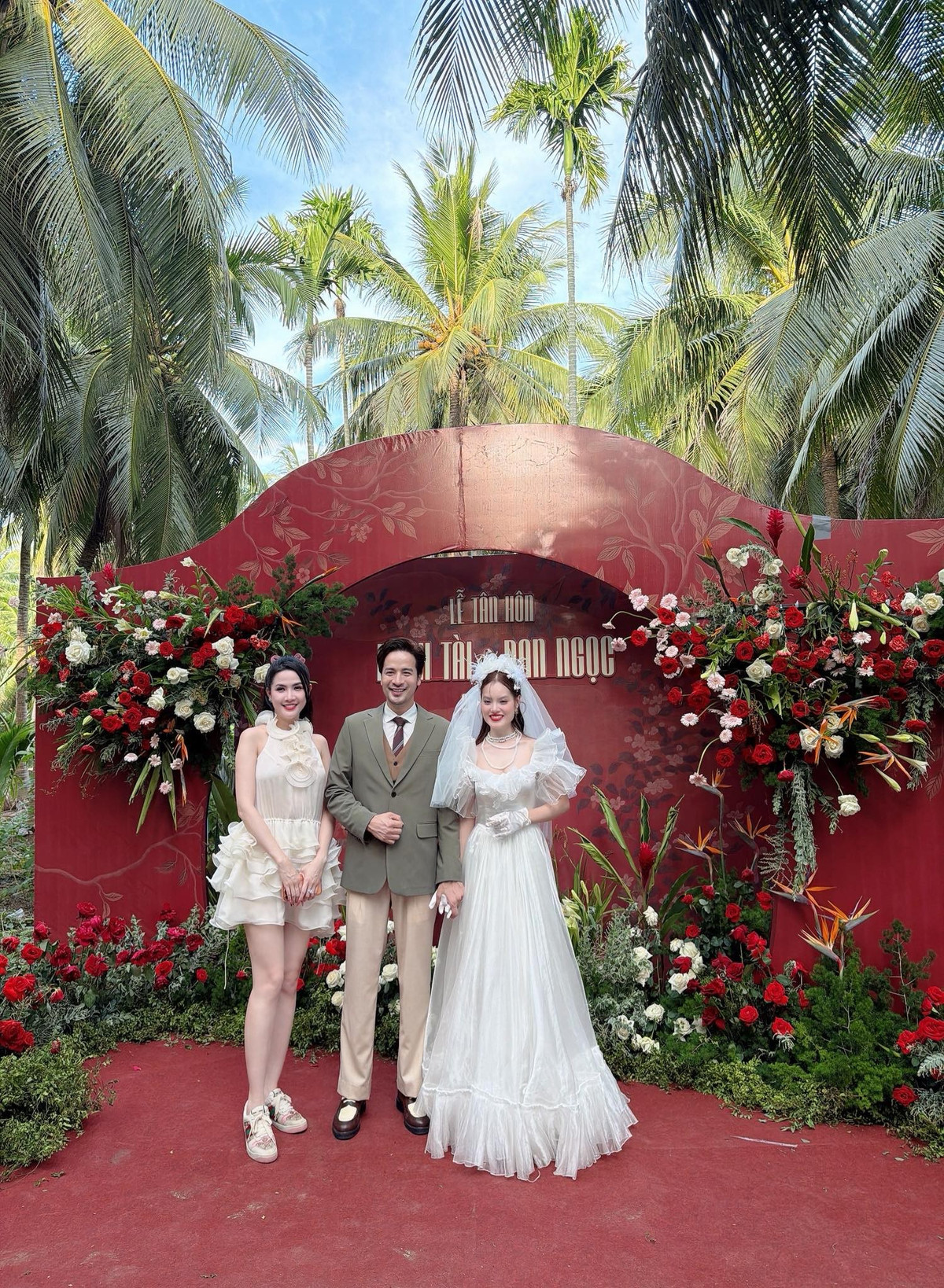 Phan Thị Mơ nhắn nhủ cô dâu chú rể: "Dự đám cưới 3 ngày 3 đêm. Với tình cảm như vậy thì tôi đã hết tình hết cảm với ông bà rồi đó. Đến đám cưới tôi nhớ đi lại 3 ngày 3 đêm. Chúc đôi uyên ương trăm năm hạnh phúc, bình an vui vẻ cả cuộc đời này". Ảnh: FB Phan Thị Mơ.